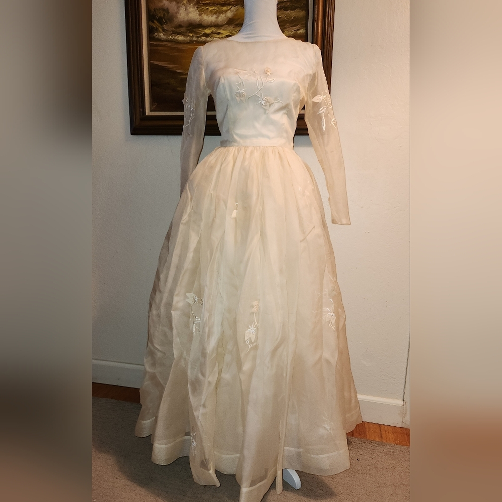 Vintage 1950s Ivory White Fit & Flare Embroidered Tulle Wedding Dress - Picture 3 of 15
